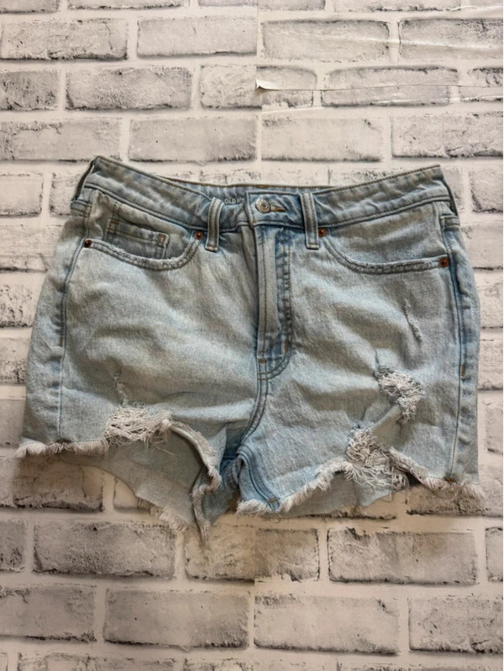 Women’s Old Navy light wash distressed jean shorts size 8